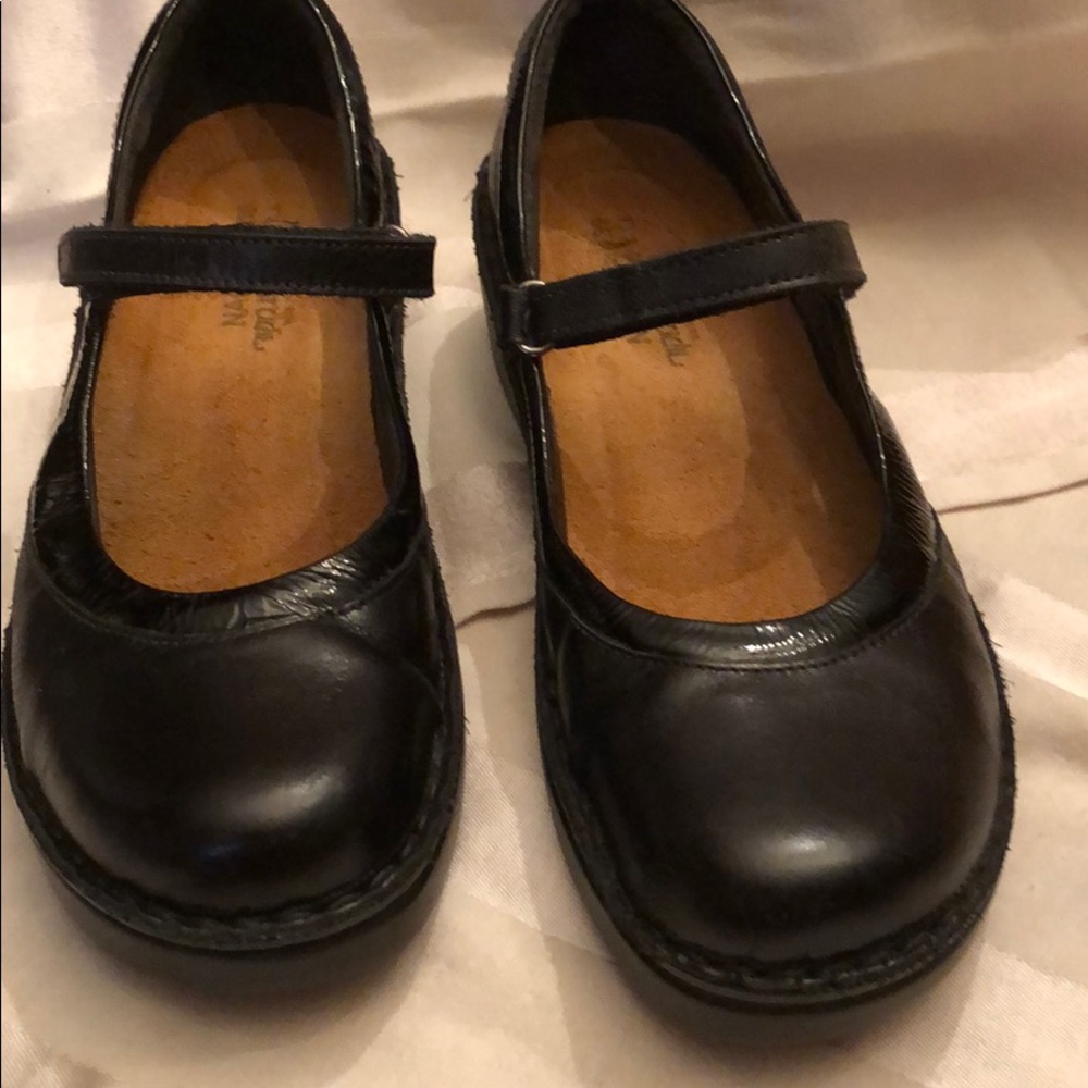 Naot size 39